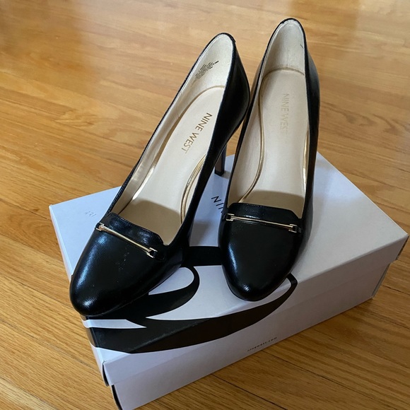 NEW WITH BOX NEVER WORN BLACK AND GOLD NINE WEST HEELS🖤💫 - Picture 1 of 5